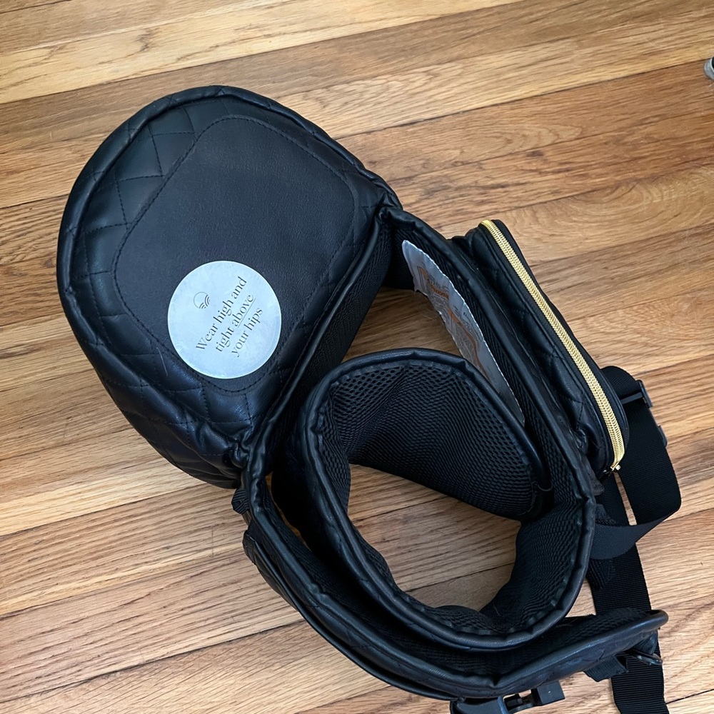 TushBaby carrier black with gold details - Picture 3 of 4